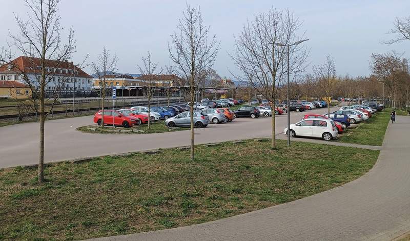 Der dachsbedingte Schienenersatzverkehr in LD ist auf den Park&Ride-Parkplatz verlegt. Foto. Stadt. LD. Frei. 