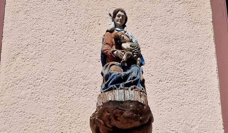 So eine antike Heiligen-Figur an der Hauswand über dem Geschäft von Anne Scherer in der FuZo in BZA kann nur hilfreich sein.