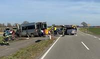 Ein Transporter-Fahrer ist trotz Stopp-Schildes einfach in die Einmündung K 6/K 36 eingefahren und mit einem Pkw zusammengestoßen. Vier Verletze, eine Person davon schwer. 