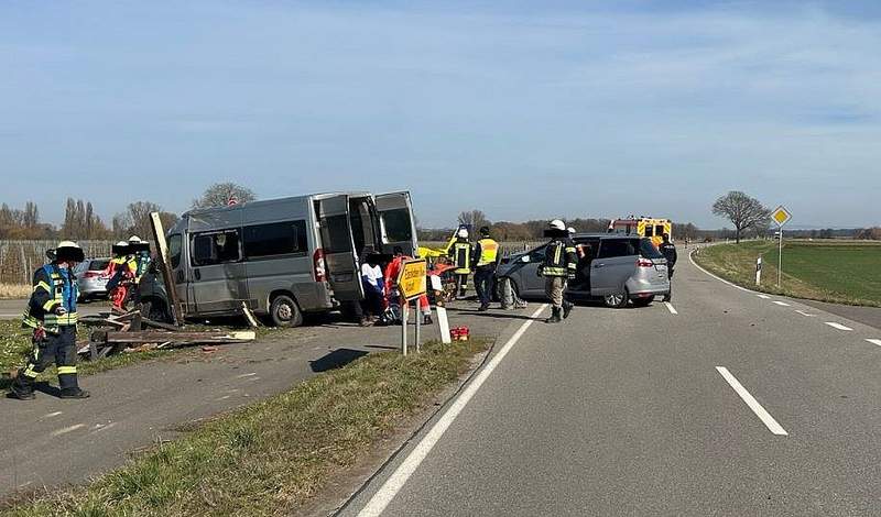 Ein Transporter-Fahrer ist trotz Stopp-Schildes einfach in die Einmündung K 6/K 36 eingefahren und mit einem Pkw zusammengestoßen. Vier Verletze, eine Person davon schwer. 