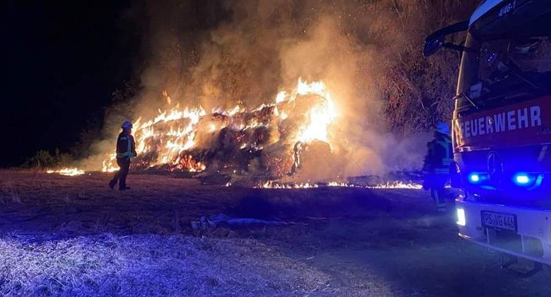 Rund 100 große Heu-Rundballen brannten in der Nacht auf den heutigen Dienstag bei Contwig im Kreis SWP. 