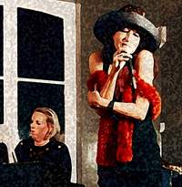 Die großen Diven des Gesangs wie Marlene Dietrich oder Edith Piaf gibt Elke am Samstag, 27. Dezember, in der Alten Elektrowerkstadt in BZA zum Besten. Foto. Paul Jakob Jäger. 