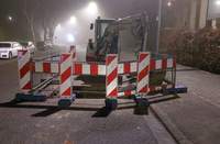 Die Baustelle in der LDer Straße in BZA ist bei dem seit Tagen anhaltenden Nebelwetter in der Nacht schlecht erkennbar gewesen. Unter anderem weil keine einzige Warnlampe angebracht ist. Auf unserem Foto wirkt die Baustelle nur so klar, weil ein haltender Pkw sie mit einem Scheinwerfer angeleuchtet hat. Foto. Privat. Frei. 