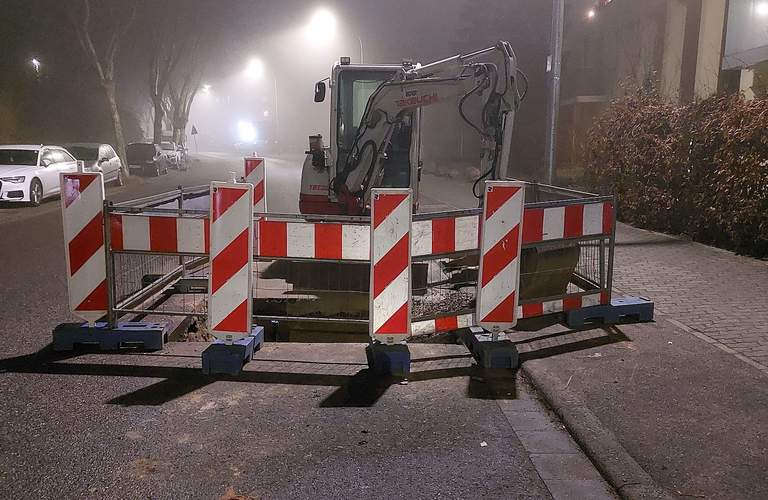 Die Baustelle in der LDer Straße in BZA ist bei dem seit Tagen anhaltenden Nebelwetter in der Nacht schlecht erkennbar gewesen. Unter anderem weil keine einzige Warnlampe angebracht ist. Auf unserem Foto wirkt die Baustelle nur so klar, weil ein haltender Pkw sie mit einem Scheinwerfer angeleuchtet hat. Foto. Privat. Frei. 