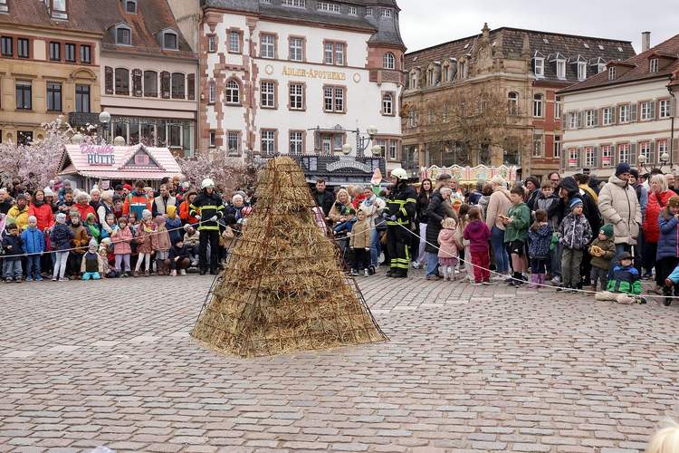 ... und nach dem Hansel-Fingerhut-Spiel wird er auf dem Rathausplatz verbrannt. Der Winter. Alle Fotos. Norman Krauß. 
