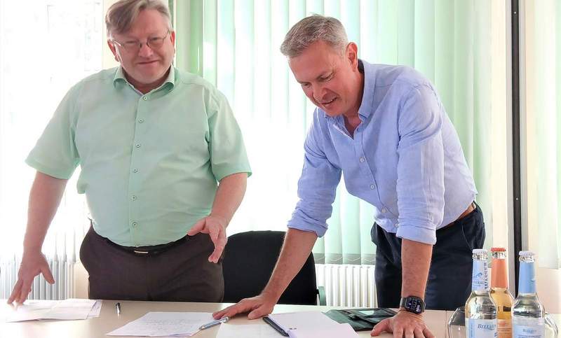 Der PSer Bürgermeister Michael Maas, rechts, und Leitender Ingenieur Benjamin Pacan (PFI) im Gespräch mit dem Autor. Foto. W. G. Stähle.