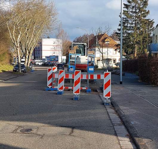 Alles deutet am heutigen Donnerstagnachmittag auf Beendigung der Baustelle am morgigen Freitag hin. Der Bagger ist schon für den Abtransport aufgeladen. Jetzt muss morgen nur noch die abschließende Teerschicht aufgetragen werden. Foto. Privat. 