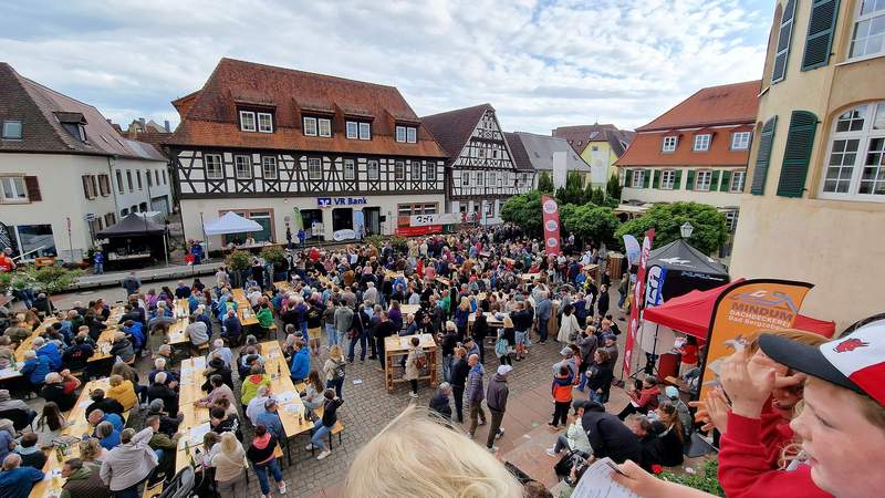 ... und das an einem Donnerstag. Gut 1500 Zuschauer kamen zum Event ...
