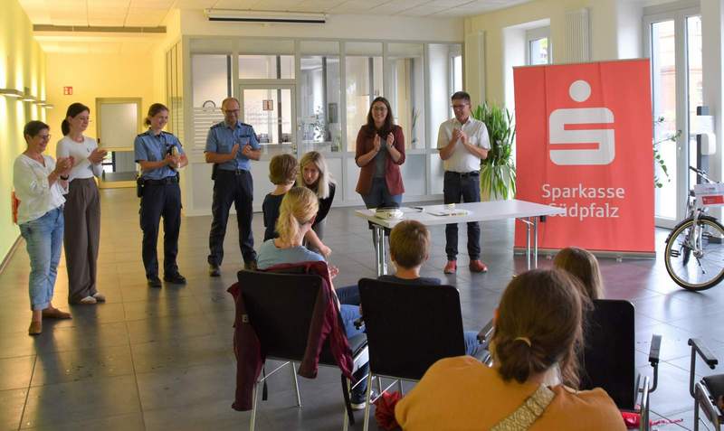 Emil Bischof hat bei der Aktion „Sicherer Schulweg“ den ersten Platz gemacht und den Hauptpreis, ein Kinderfahrrad, von Frau Bauchhenß von der Sparkasse Südpfalz überreicht bekommen. Foto. Stadt. LD. Frei. 