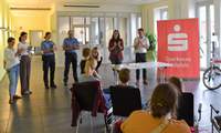Emil Bischof hat bei der Aktion „Sicherer Schulweg“ den ersten Platz gemacht und den Hauptpreis, ein Kinderfahrrad, von Frau Bauchhenß von der Sparkasse Südpfalz überreicht bekommen. Foto. Stadt. LD. Frei. 
