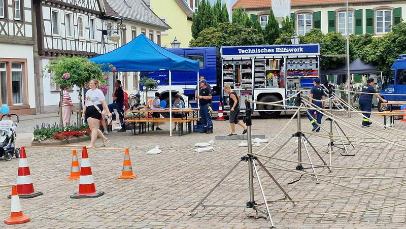 Das THW hat den Schlossplatz mit einem Parcours belegt. Foto. rw. 