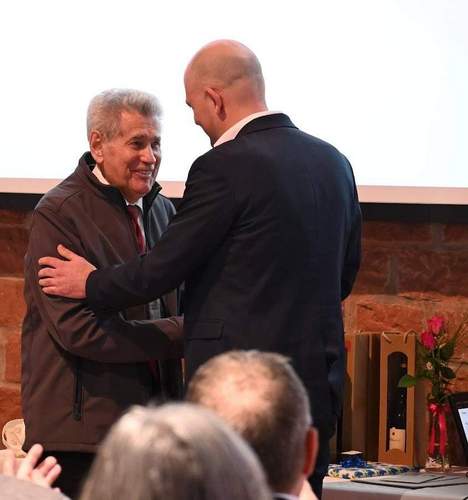 Landrat Martin Brandl ehrt Wladimir Speigl in Jockgrim mit der Landesehrennadel. Foto. German Gutenbacher. Foto. Pressefrei. 