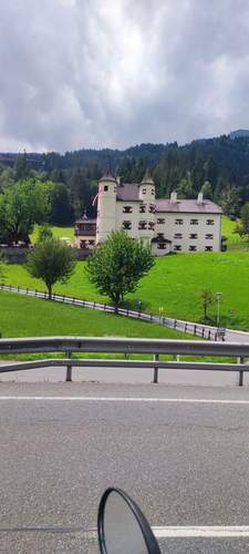 Am Wegesrand. Ein Schloss in Österreich. Foto. Getto. 