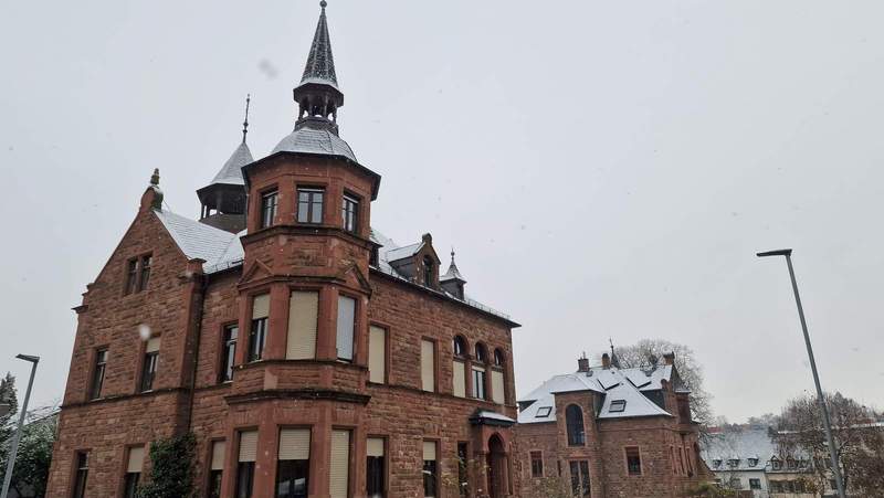 Schöner Anblick. Die ersten Flocken des Winters auf den pittoresken Dächern der beiden Sandsteinvillen in der Bismarck-Straße in BZA am heutigen Freitagmorgen. Foto. rw. 