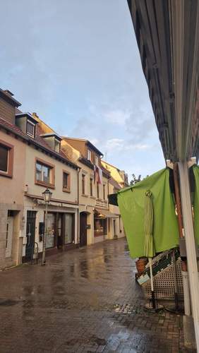 ... zum selben Zeitpunkt der Blick gen Osten. Ein etwas nasse Straße aber noch immer blauer Himmel über der Kurstadt. Foto. rw. 