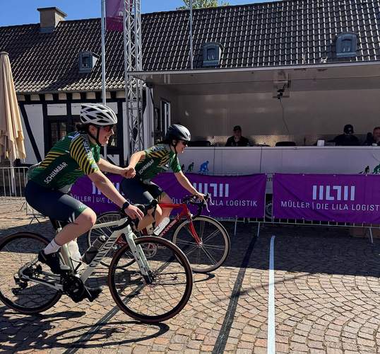 Die ersten Frauen des Schirmbar-Teams bei der Zieleinfahrt am gestrigen Samstag am Weintor. Foto. PR. Frei. 