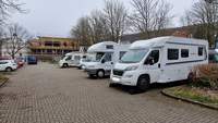 Einige Wohnmobilisten parken In den Schlossgärten BZA auf den normalen Pkw-Flächen (jeder nutzte 2 Parkplätze), weil der dahinter liegende Wohnmobil-Stellplatz voll belegt ist. Der Park-Platz suchende Pkw-Fahrer hat Pech. So wie am heutigen Samstagmorgen. Foto. rw. 