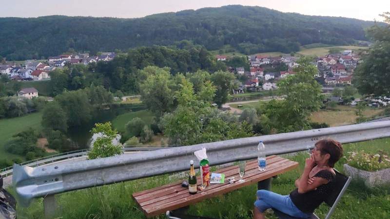 Feierabend am Montagabend. Birgit Getto genießt den Blick über den Balkan. Ein Fläschchen Sekt und den Abend ausklingen lassen. Foto. Getto. 