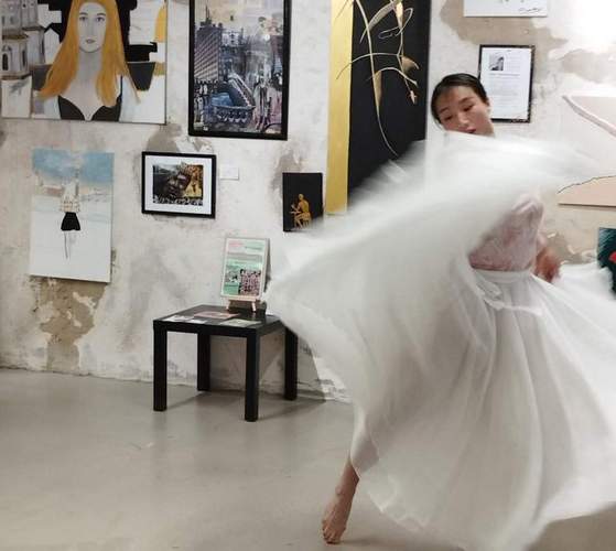 Tanzperformance mit Chengcheng Hu im Forum Alte Post. Foto. Chengcheng Hu. Pressefrei. 