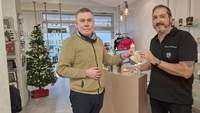 Spendenübergabe an RLP-Barber-Angel-Chapter-Chef Uwe Becker (rechts) in BZA am heutigen Heiligmorgen im Frisörsalon in der oberen Marktstraße. Durch Robert Wilhelm von der suewpress.de-Redaktion. Foto. sp. 