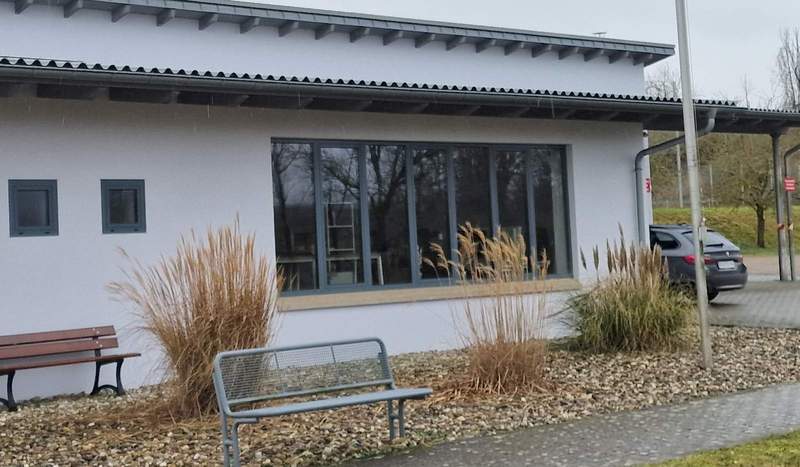 Die Dierbachhalle von außen. Das Panorama-Fenster gewährt einen freien Blick ins Grüne. Foto. rw. 