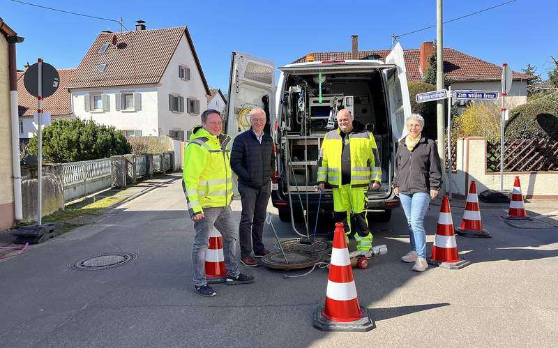 Von links. Nils Struppler von den VG-Werken Edenkoben, Erster Beigeordneter Eberhard Frankmann, Mitarbeiter Markus Moser und Geschäftsführerin KS Südpfalz Alexandra Glaser. Foto. KS Südpfalz. Pressefrei.