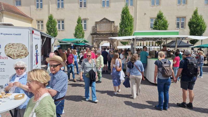 Die Besucher genießen das schöne Frühsommerwetter und schlendern über den Bauernmarkt am Schloss in BZA. Foto. rw. 