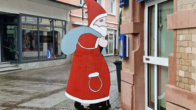 Die Nikoläuse weisen in BZA nach über 2 Wochen Ende des Karolinenmarktes den Weg zum Schloss-Innenhof. Foto. rw.