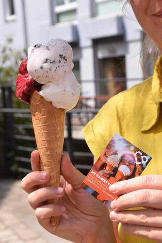 Darf’s eine Kugel mehr sein? Das Stadtmarketing Landau verteilt in diesem Sommer wieder Eisgutscheine. Foto. Stadt. LD. Frei. 