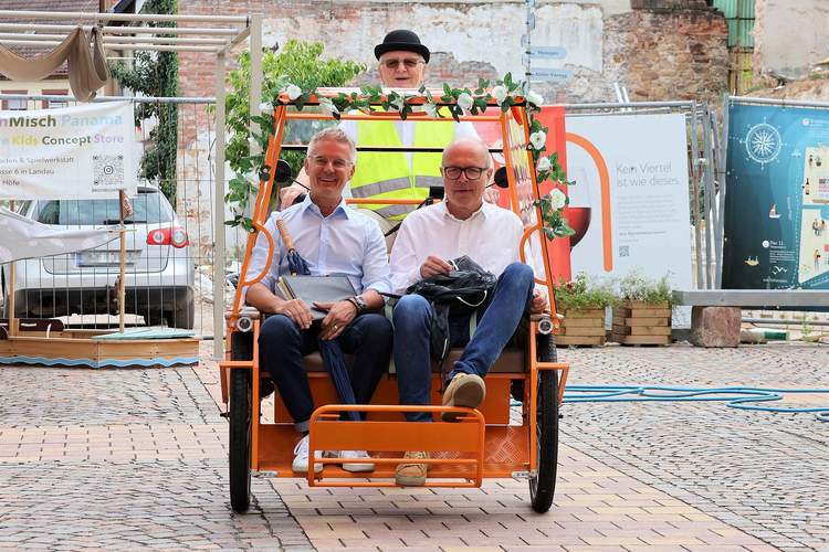 Gute Laune bei der Projektvorstellung: Oberbürgermeister Dominik Geißler und Wirtschaftsförderer Martin Messemer testeten vorab die neuen Rikscha-Fahrten durch die Innenstadt. Mit großer Begeisterung. Foto. Stadt. LD. Frei.
