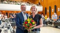 OB Dr. Frank Mentrup gratuliert Yvette Melchien zur Wahl als KAer Sozialbürgermeisterin. Foto. Stadt KA. PIA. Monika Müller-Gmelin. Pressefrei.