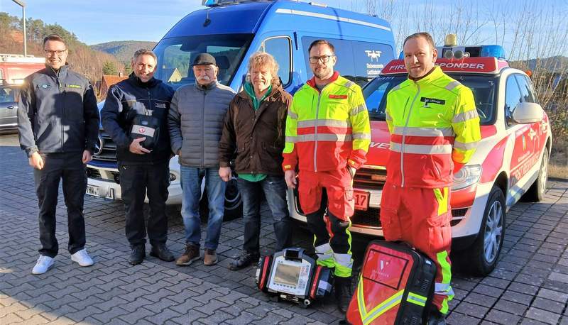 Retter und Geretteter (von links). Johannes Ruppert (THW), Andreas Wilde (Sanitäter und THW), Alfred Mitz (Schwager des Geretteten), Ludwig Kissel (Geretteter), Thomas Leidner und Christoph Lehnberger (First Responder). Foto. W. G. Stähle.