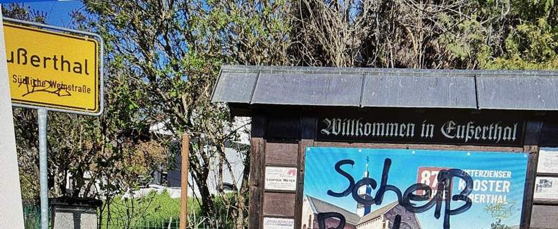 Per Sprühdose verunstaltet. In Eußerthal. 