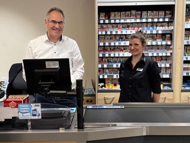 Zum vierten Mal schon kassierte Landrat Seefeldt für den guten Zweck an einer Supermarktkasse, dieses Mal in Edesheim und unterstützt von Marktleiterin Sabrina Estelmann. Foto. KV. SÜW. Frei.