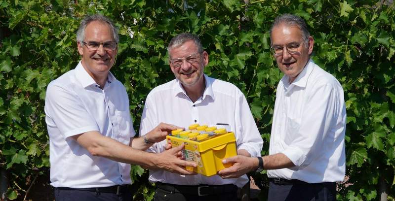 Landrat Dietmar Seefeldt (links) und Erster Kreisbeigeordneter Georg Kern (rechts) gratulierten Ortsbürgermeister Matthias Ackermann zur Erweiterung der Kita Birkenhördt und übergaben ihm ein Geschenk für die Kita. Foto. KV. SÜW. Frei. 