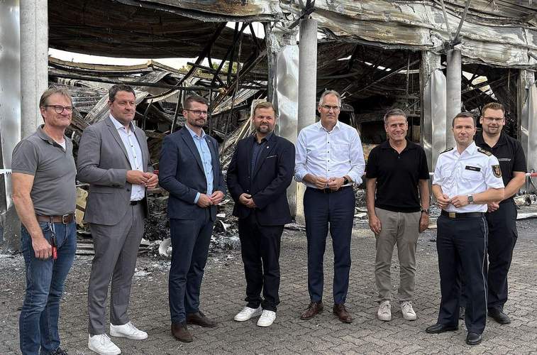 Von links. Oliver Siebert (Wehrleiter VGO), MdL Tobias Baumgärtner, Staatssekretär Dirk Herber, Bürgermeister Simon Wingerter, Landrat Dietmar Seefeldt, Uwe Huth (Kreisbeigeordneter SÜW), Tom Riedel (LBKI), Jens Thiele (BKI SÜW). Foto. KV. SÜW. 