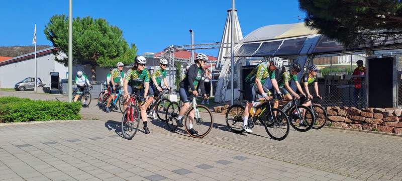 ... und damit von der Schirmbar an die rund 100 Meter entfernte Startlinie ...