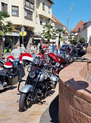 Die Riding Santas waren am heutigen Sonntag auch in der Kurstadt. Beim Kaffeefleck in der oberen Marktstraße. Zum Abholen eines Spendenschecks für krebskranke Kinder. Gut 20 Santas waren gekommen. Foto. rw. 
