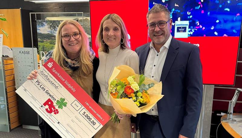 Glückliche Gewinnerin. Simone Mindum (links) gewinnt 5000 Euro beim PS-Sparen der Sparkasse Südpfalz. Beraterin Brigitte Wentz (Mitte) und Dominik Gehrlein, Regionalmarktleiter in Wörth, gratulierten mit einem Blumenstrauß und überreichten einen Scheck. Foto. Sparkasse. Pressefrei.