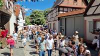 Ein Tross aus Hunderten Besuchern folgte dem Stationen-Theater am heutigen Samstag in Dörrenbach vom Ortseingang bis hoch zur Wehrkirche. Foto. rw. 