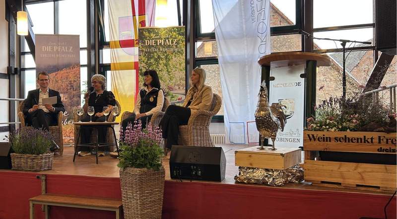 Gesprächsrunde beim VG-Treff Edenkoben in Böbingen. Foto. VG. Edenkoben. Frei. 