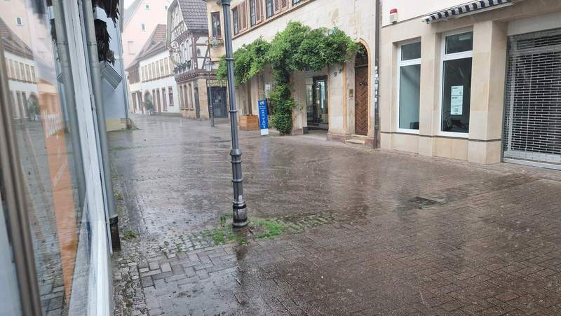 Pünktlich wie die Maurer. Das Gewitter haben die Wetterfrösche für rund 15 Uhr vorausgesagt. Es ist da. Hier die FuZo in BZA. Foto. rw.