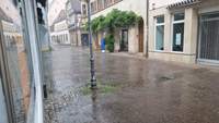 Pünktlich wie die Maurer. Das Gewitter haben die Wetterfrösche für rund 15 Uhr vorausgesagt. Es ist da. Hier die FuZo in BZA. Foto. rw.
