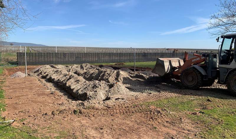 Im Freibad Edesheim wird auf die Saison-Eröffnung hingearbeitet. Unter anderem wird das Volleyball-Feld aufgepimpt. Foto. VG. Edenkoben. Pressefrei.