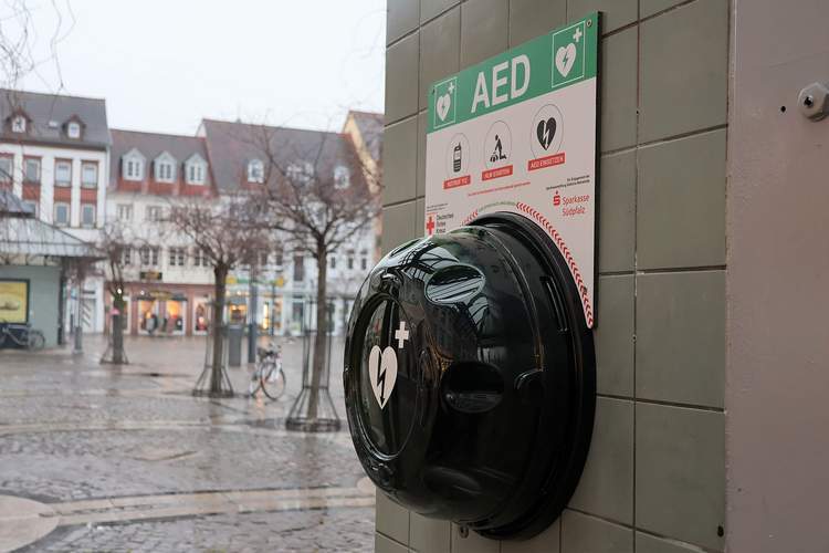 Erste öffentlich zugängliche Defibrillatoren wurden nach dem Kreis SÜW nun auch in LD installiert. Der erste auf dem Rathausplatz. 