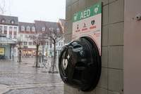 Erste öffentlich zugängliche Defibrillatoren wurden nach dem Kreis SÜW nun auch in LD installiert. Der erste auf dem Rathausplatz. 