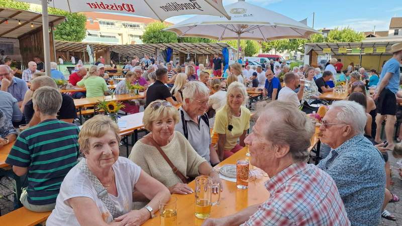 Haben einfach den Abend genossen. Gäste bei der Eröffnung des FKB-Festes in BZA. Foto. rw. 