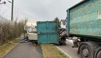 In einer Kurve vom Anhänger gekippt. Ein Metall-Container. Passiert in GER. 