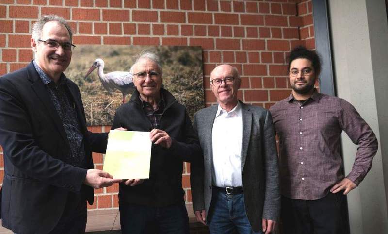 Landrat Dietmar Seefeldt überreicht dem zweiten Vorsitzenden der NVS Natur-Stiftung Südpfalz, Kurt von Nida, dem ersten Vorsitzenden Dieter Zeiß und Geschäftsführer Bastian Bayer (von links) den Zuwendungsbescheid im Kreishaus in LD. Foto. KV. SÜW. Frei. 