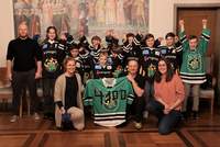 Lena Dürphold (rechts) empfing die U-13-Mannschaft des Inline-Hockey-Clubs LD im Rathaus. IHC-Vorsitzender Christoph Braun (Mitte) nutzte den feierlichen Rahmen zur Spendenübergabe an Sina Ludwig (links) vom Kinderschutzbund. Foto. Stadt. LD. Frei.